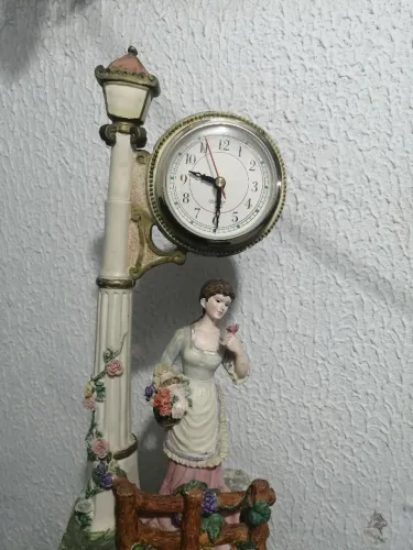 Relógio de Mesa Escultura Dama Vintage