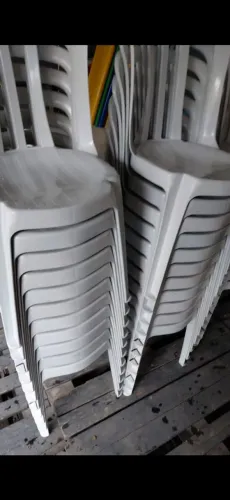 Vende-se MESAS E CADEIRAS GIYANIA