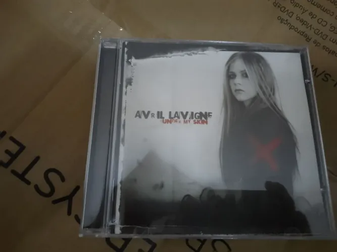 CD AVRIL LAVIGNE - UNDER MY SKIN (2004) (NOVO/IMPECÁVEL)
