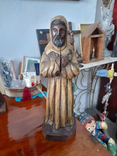 Escultura de madeira antiga entalhada a mão de São Francisco de Assis
