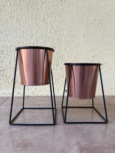 2 Vasos Decorativos com Suporte Preto