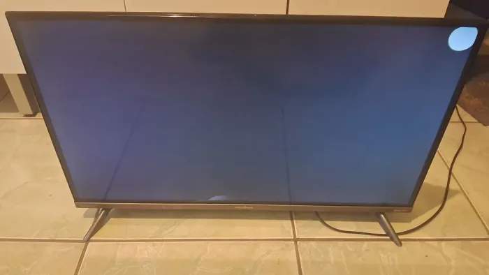 Tv Smart 32 com a tela danificada.