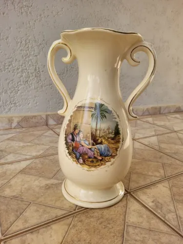 Vaso decorativo em porcelana e filetes dourados - Antiguidade