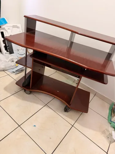 Escrivaninha com apoio para teclado e rodinhas