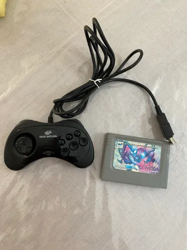 Controle Sega Saturno + cartucho de ROM para o jogo Ultraman: Hikari no Kyojin Densetsu