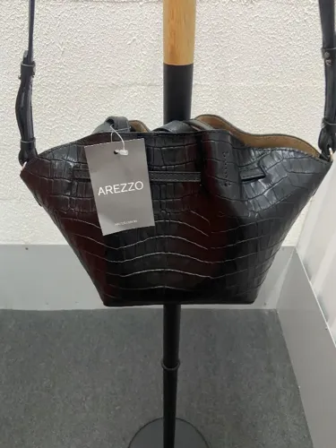 LINDA BOLSA EM COURO DA AREZZO NOVA COM ETIQUETA