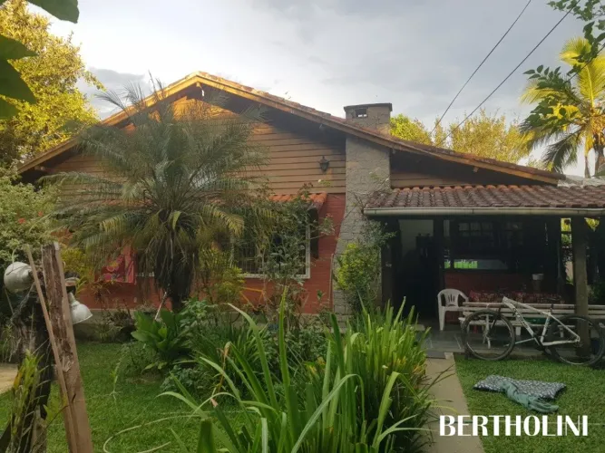 Ótima casa térrea, perto do Centro - 3 quartos, sala com lareira e piscina