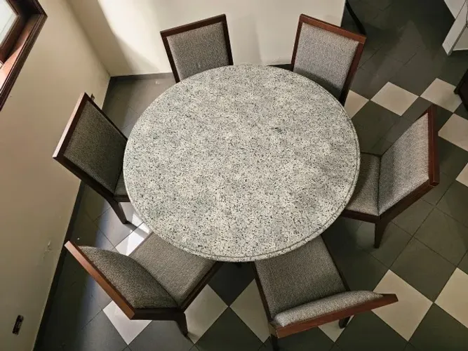 Mesa de jantar em Granito As de Paus com 6 cadeiras de madeira maciça de estofado