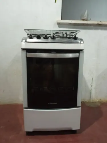 Fogão Electrolux suas bocas e forno funciona perfectamente