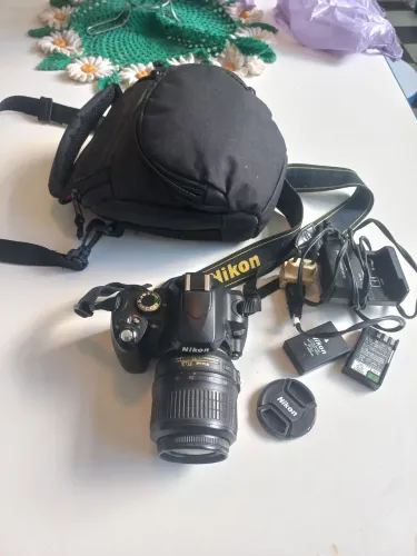 Câmera Nikon D60 com lente 18-55mm carregador bateria e case.