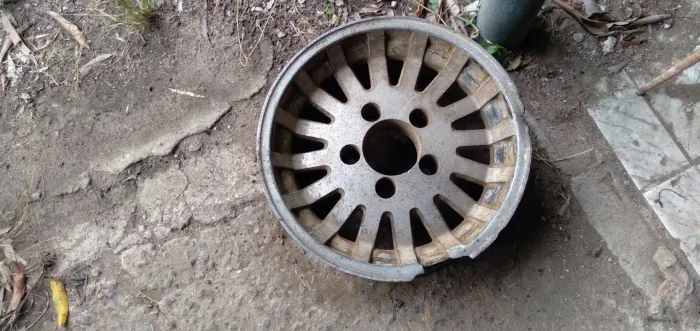 Roda R 16 de Liga Leve de 6 furos.