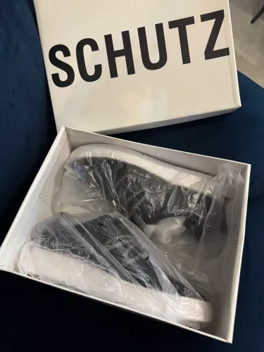 TÊNIS DE COURO SCHUTZ