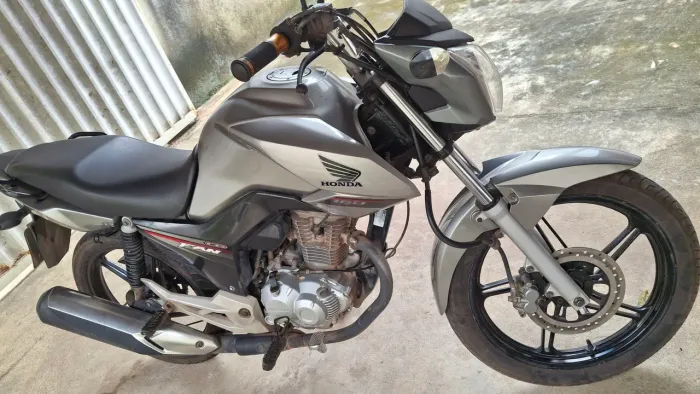 Vendo moto uma fan 160, 2016 em dias. 13.000