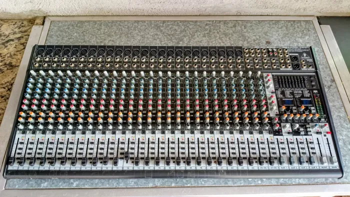 Mesa Behringer EURODESK SX3242FX (32 canais)