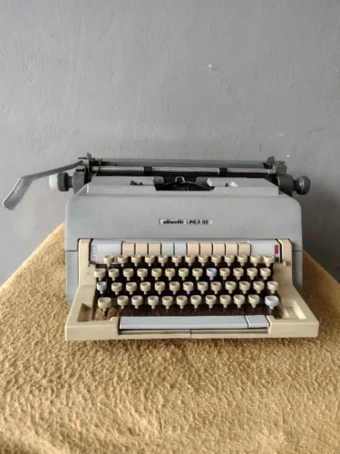 Maquina de escrever antiga Olivetti Linea 98