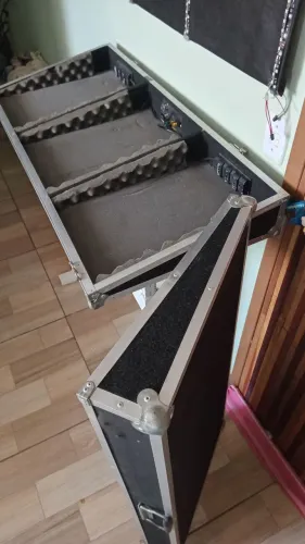 Case para cdj 800 e outros + mesa com ajuste de altura.