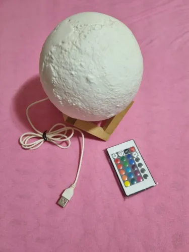 Luminária Lua 3D LED RGB com Controle Remoto e Base de Madeira