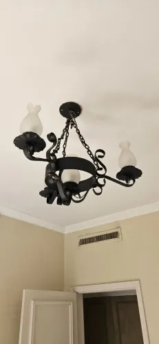 Lustre pendente rústico em ferro preto com cúpulas de vidro