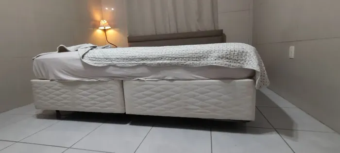 Conjunto cama box e colchão King em ótimo estado.