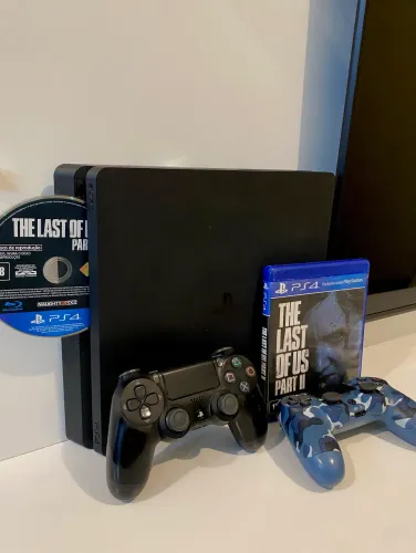 PlayStation 4 slim | 1TB | 2 controles + Jogo
