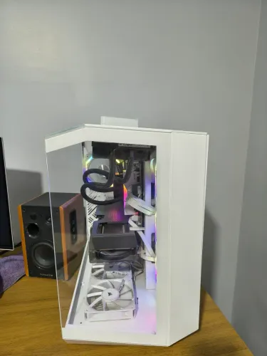 PC Gamer Aorus Elite AX Ice Ryzen 7 9800x3d RX 9070 64GB RAM