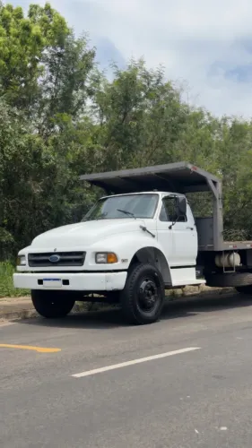 Caminhão Ford F12000 - Carroceria com Malhal