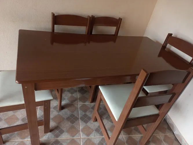 Vende_se mesa com 5 cadeiras
