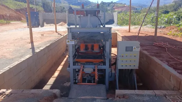 Máquina Semiautomática para Fabricação de Pré-moldados e Blocos - Excelente Estado!