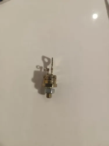 Tiristor (SCR) de rosca da marca Semikron, modelo SKT 24/12E.