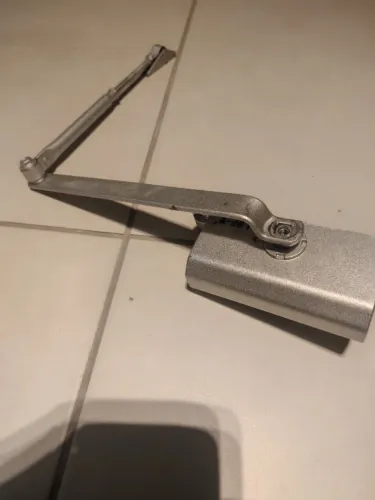 Fechadura e amortecedor porta