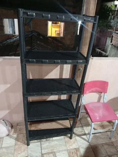 Prateleira nova de plástico