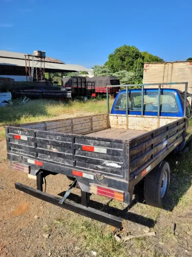 CARROCERIA EM AÇO COM ASSOALHO DE MADEIRA F350