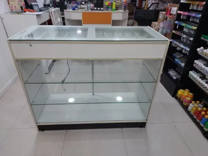 2 Vitrines em vidro com prateleira de vidro e 2 gaveta com divisórias