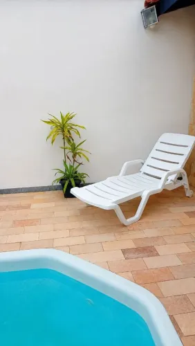 Espreguiçadeira de piscina impecável