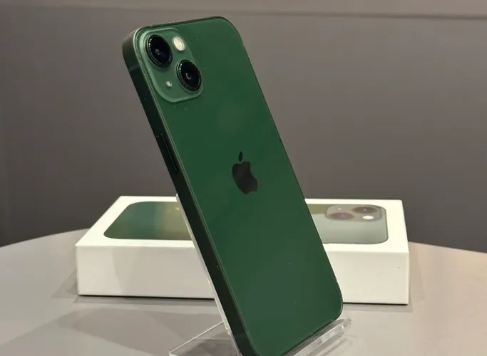 iPhone 13, 128GB, verde militar. Seminovo