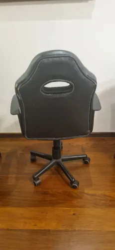 Cadeira de escritório preta e em acabamento cinza.
