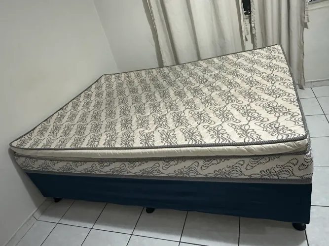 Cama de casal pouco usada