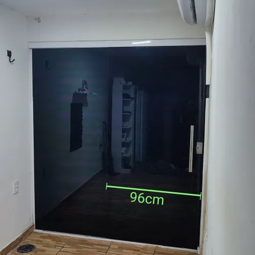 Porta de vidro temperado e com fumê