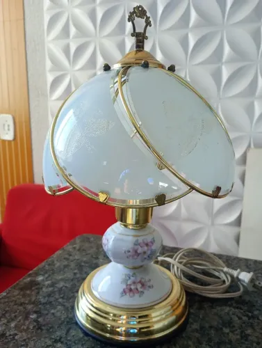 Abajur vintage porcelana em bom estado !!! 220v