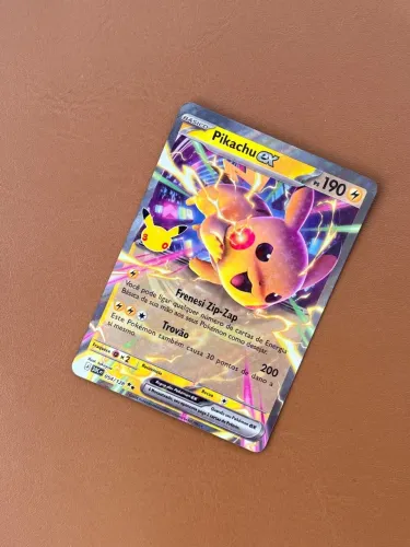 Carta Pokemon Pikachu EX Celebração de 30 Anos (054/128)