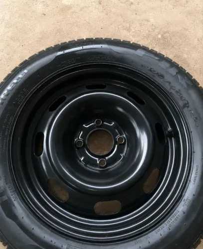 Vendo aro 15 completo (aro com pneu Pirelli 195-65/R15)