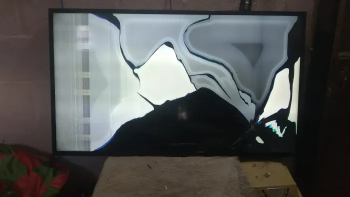 TV Samsung Tela trincada UN4655200AG