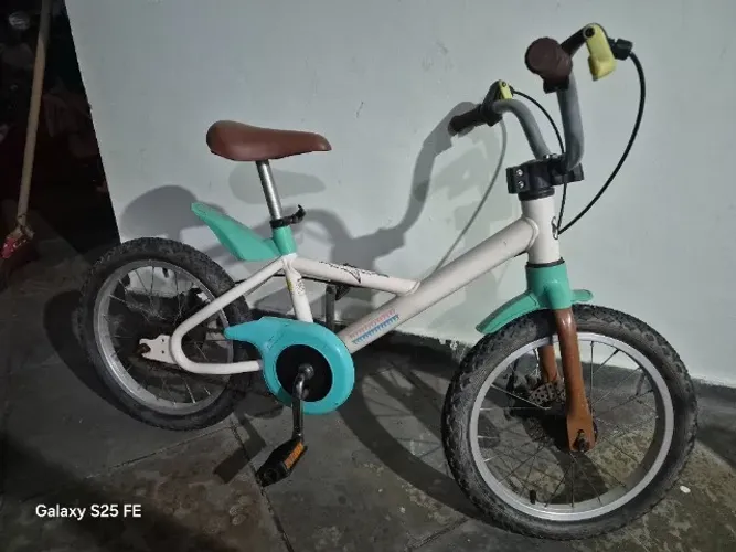 bicicleta infantil da marca B'Twin, aro 16