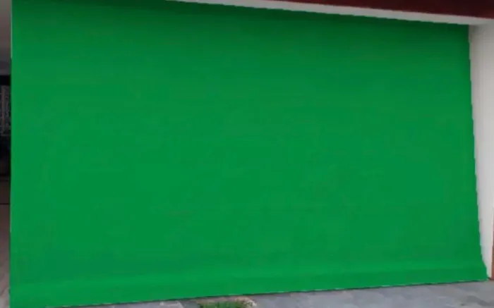 Toldo em lona verde tipo cortina . OBS: São 2 toldos. 1 de 4.10x2.50 e outro de 2.80x2.50 
