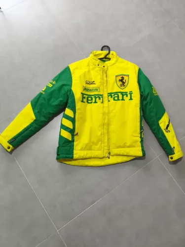 Jaqueta da Ferrari na cor verde e amarela