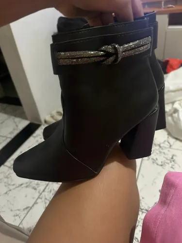 Bota com detalhe prata 