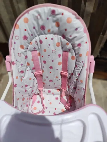 Vende-se cadeirinha de alimentação para menina.