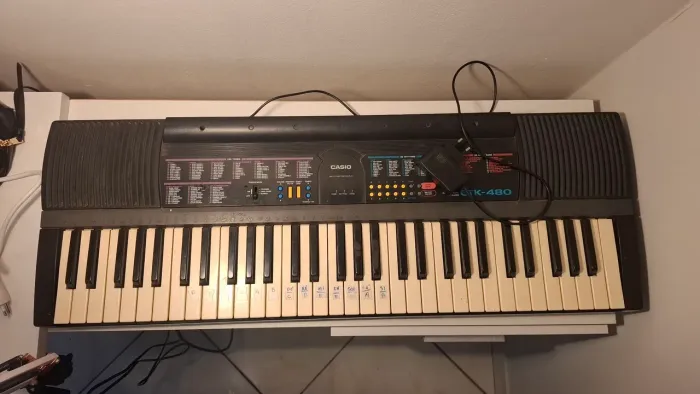 Vende-se teclado simples da Casio, Violão da Tagima sem parte elétrica, e mesa