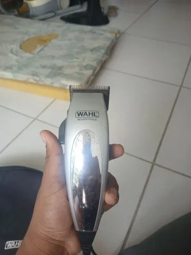 2 Máquinas de Cortar Cabelo + Pentes e Acessórios