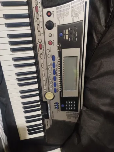 Vende-se um teclado Yamaha PSR 550 bem conservado